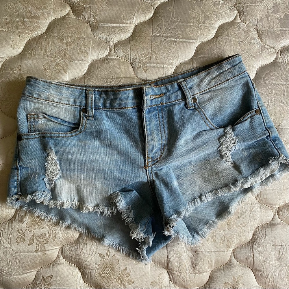 Low rise London denim size 7 light wash distressed cut off shorts